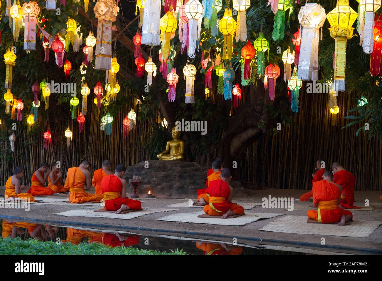Buddhistische Zeremonie in einem Tempel nieder, die Mönch singen Mantra Stockfoto
