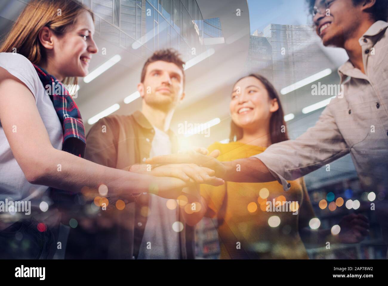 Business Person die Hände. Konzept der Teamarbeit, Vereinbarung und Partnerschaft. Doppelte Belichtung Stockfoto