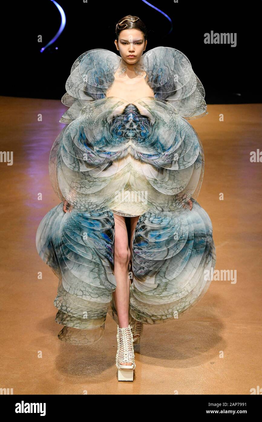 Paris, Frankreich. 20 Jan, 2020. IRIS VAN HERPEN Haute Couture SS 20 Start- und Landebahn bei Haute Couture Januar 2020 - Paris, Frankreich 20/01/2020 | Verwendung der weltweiten Kredit: dpa/Alamy leben Nachrichten Stockfoto