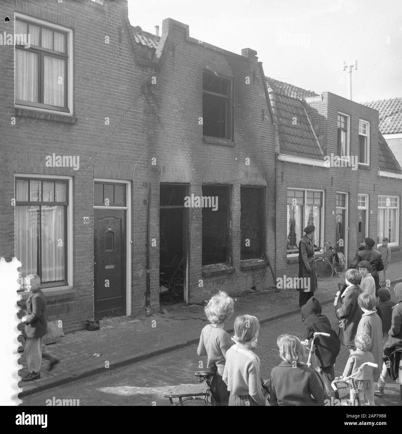 Brand in der Meerenstraat in Hoorn, Eltern und 6 Kinder starben Datum: 16 April 1960 Standort: Hoorn, Noord-Holland Schlüsselwörter: Brennen Stockfoto