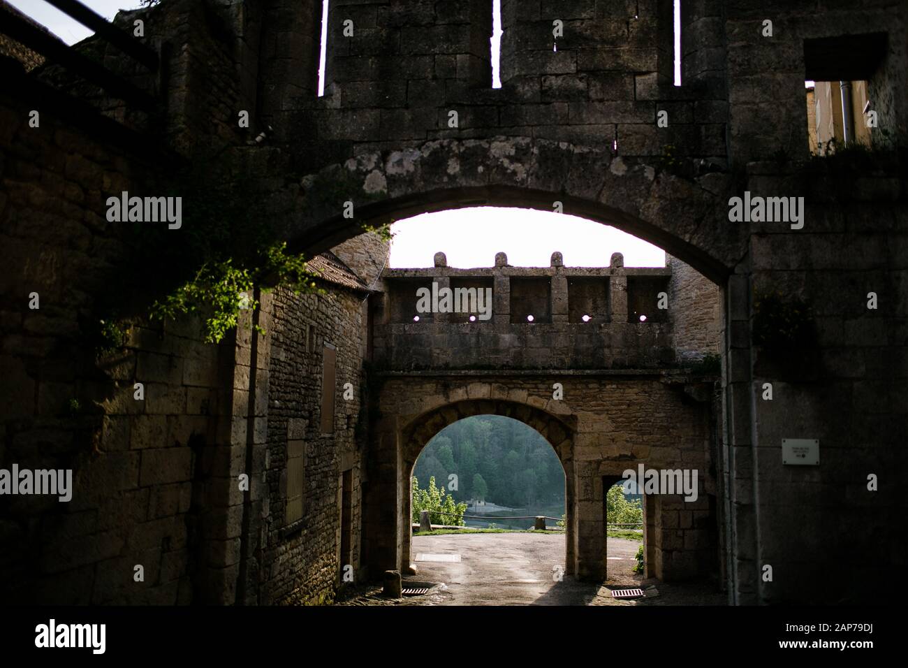 Gewölbter Eingang durch die Mauer in Flavigny Frankreich Stockfoto