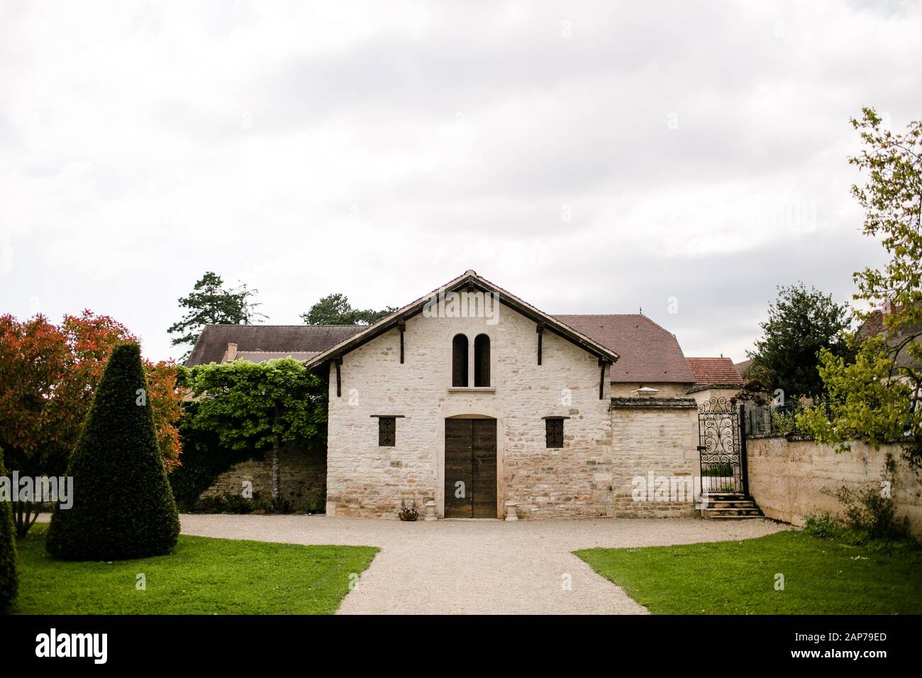 Altes Steingebäude im Garten in der französischen Landschaft Stockfoto