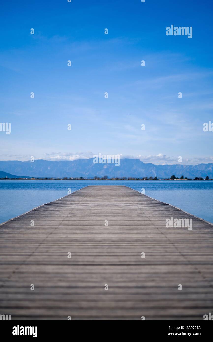 Wasser Dock mit Blick auf einen See und die Berge hinter bei Sonnenuntergang 2 Stockfoto