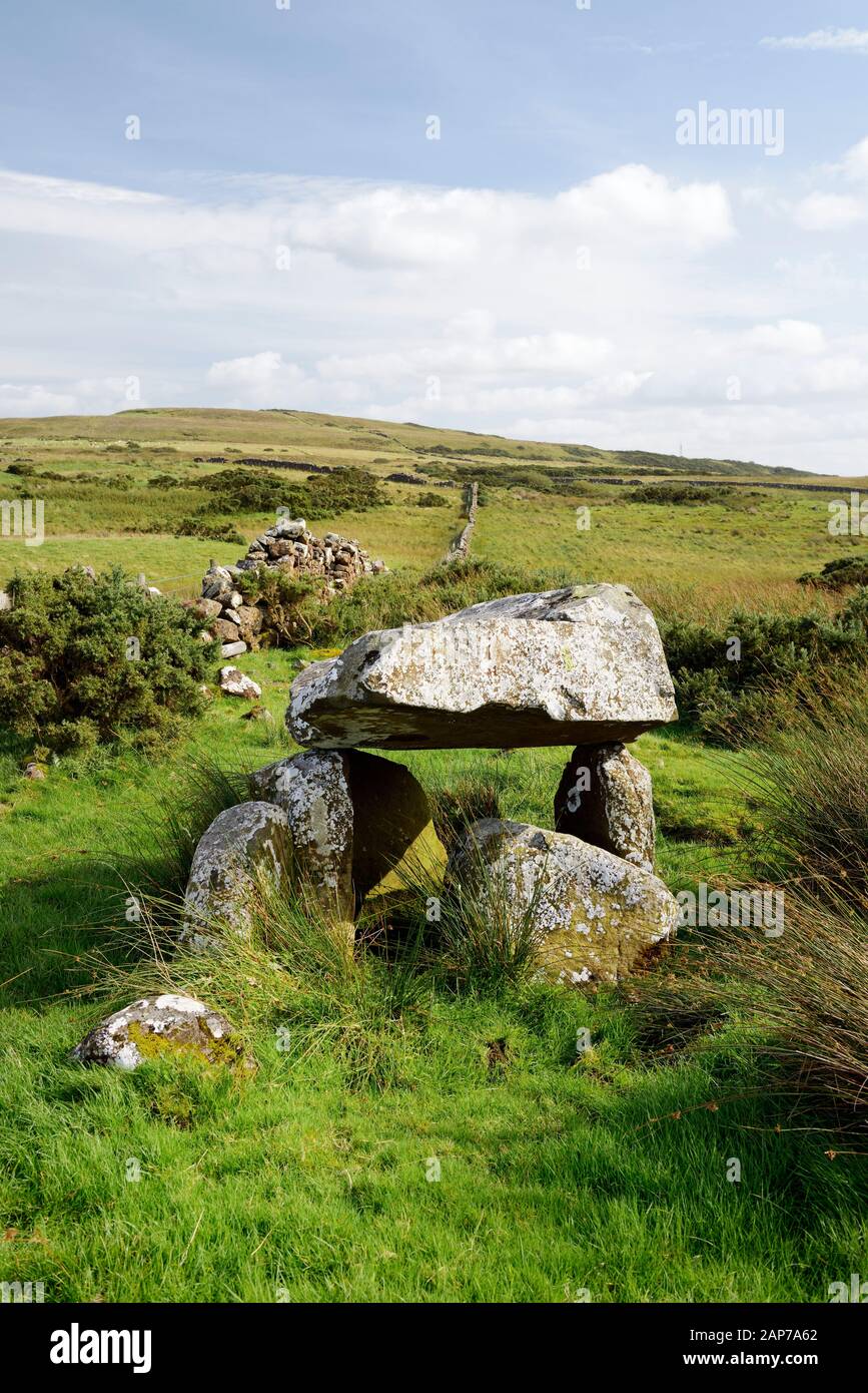 Freiliegende Kammer und Schlussstein der prähistorischen Grabstätte der Magheraboy Passage Mound oberhalb der White Park Bay. Alias The Druids Stone. Antrim, N. Ireland Stockfoto
