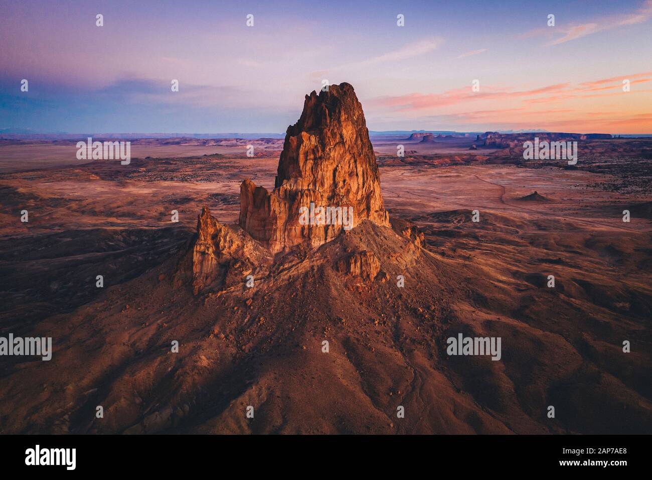Luftaufnahme des Agathla Peak am Morgen von oben, Arizona Stockfoto