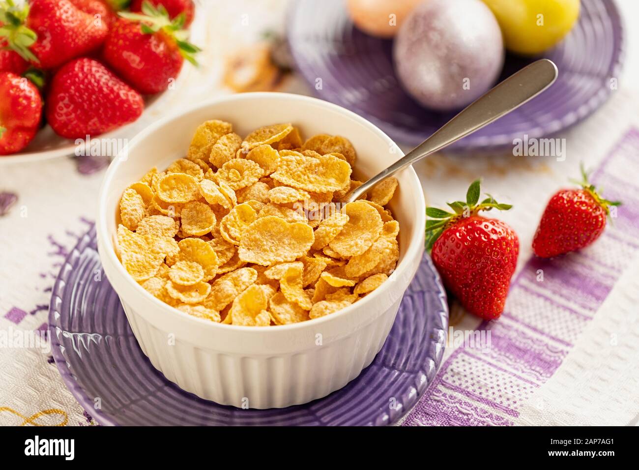 Gesundes Frühstück Cornflakes und Erdbeeren mit Milch und gekochte Eier auf Easte. Bio gesund. Nahaufnahme Stockfoto