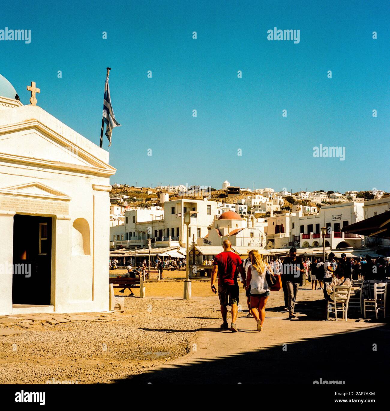 Touristen wandern durch den Hafen von Mykonos, Griechenland Stockfoto