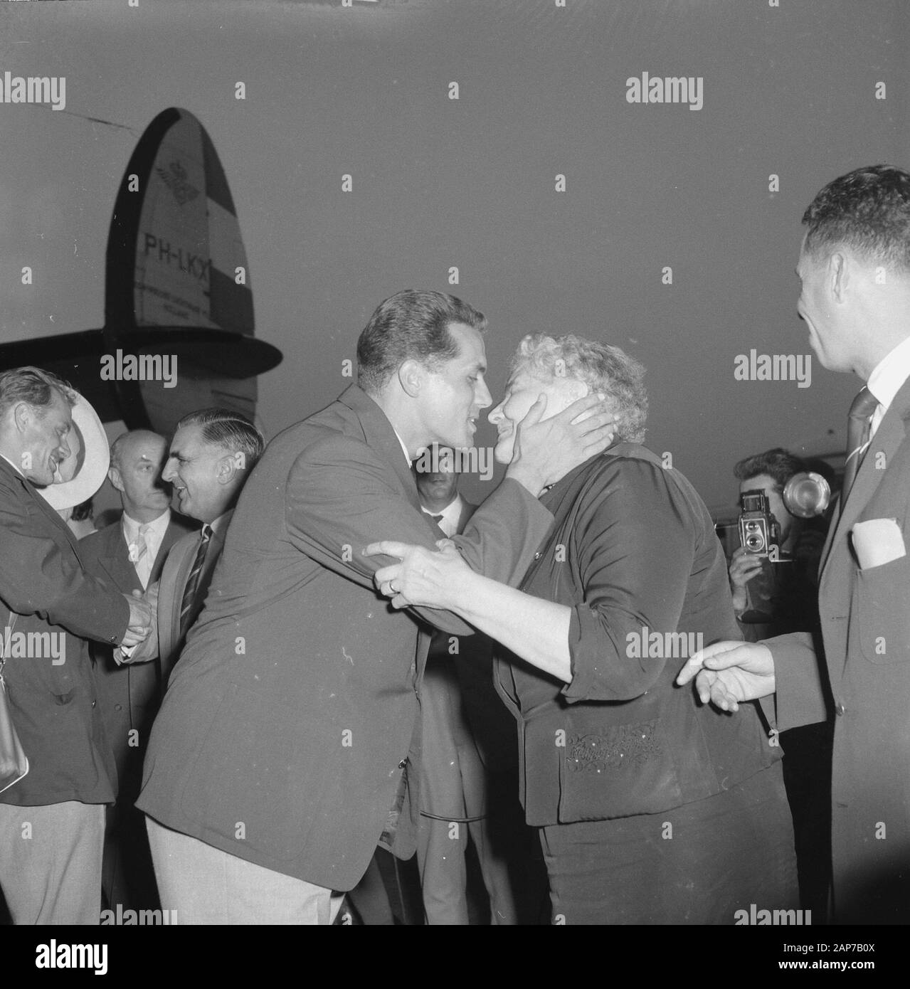 Ankunft am Flughafen Schiphol Eef Kamerbeek, Kamerbeek wird von seiner Mutter Datum: September 12, 1960 Ort: Amsterdam, Noord-Holland Keywords: Ankünfte, Mütter Person Name: Kamerbeek, Eef Stockfoto