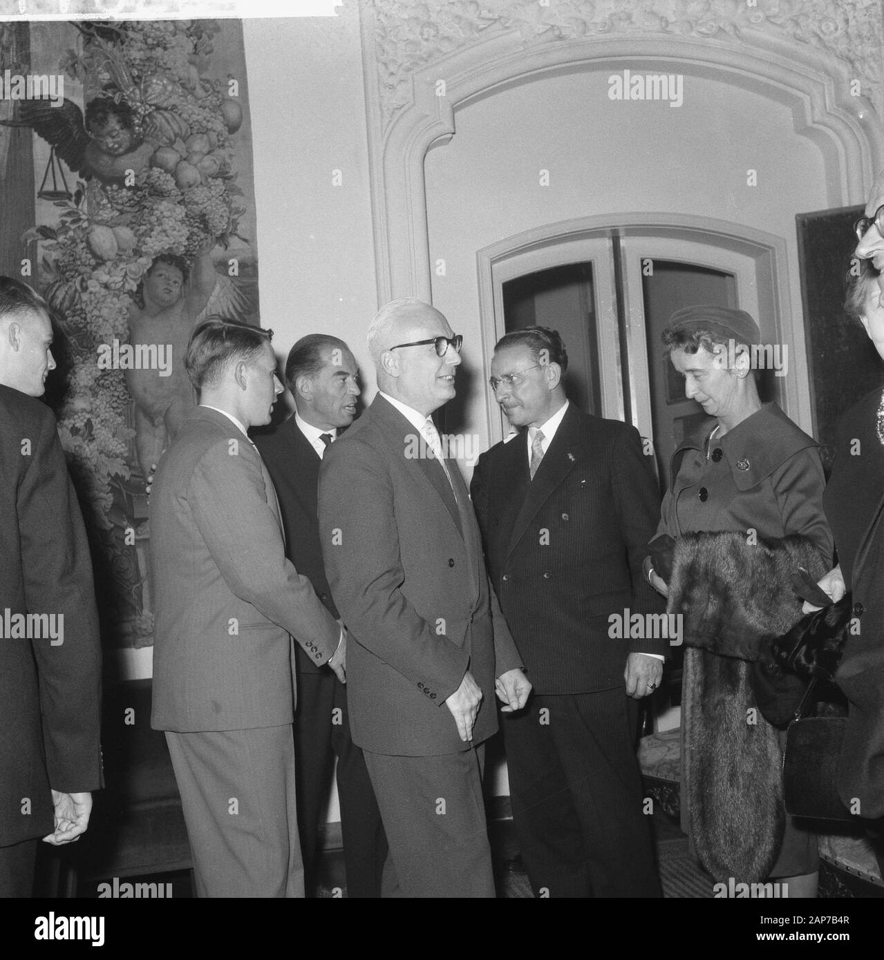 25-jähriges Jubiläum St. Adelborstvereniging, Minister Van Rooy im Auftrag der Regierung 4 lin Baron VAN VOORST TOT Forst Datum: 24. September 1960 Keywords: Jubiläen, Empfänge, Regierungen Persönlicher Name: Baron VAN VOORST Tt Voorst, Charles van Rooy, Stockfoto