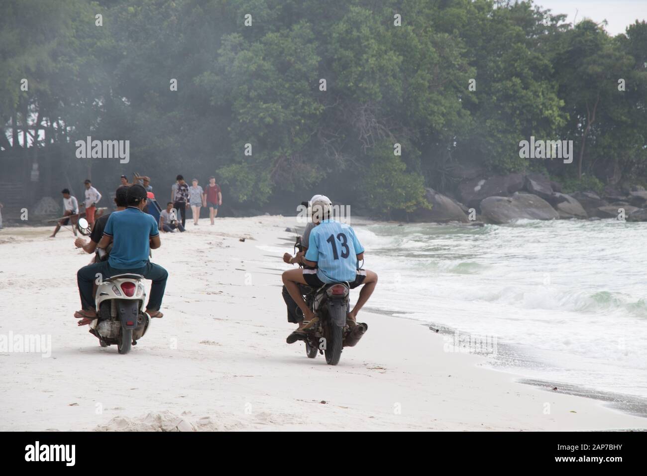 Motorräder am Strand von Koh Rong Stockfoto