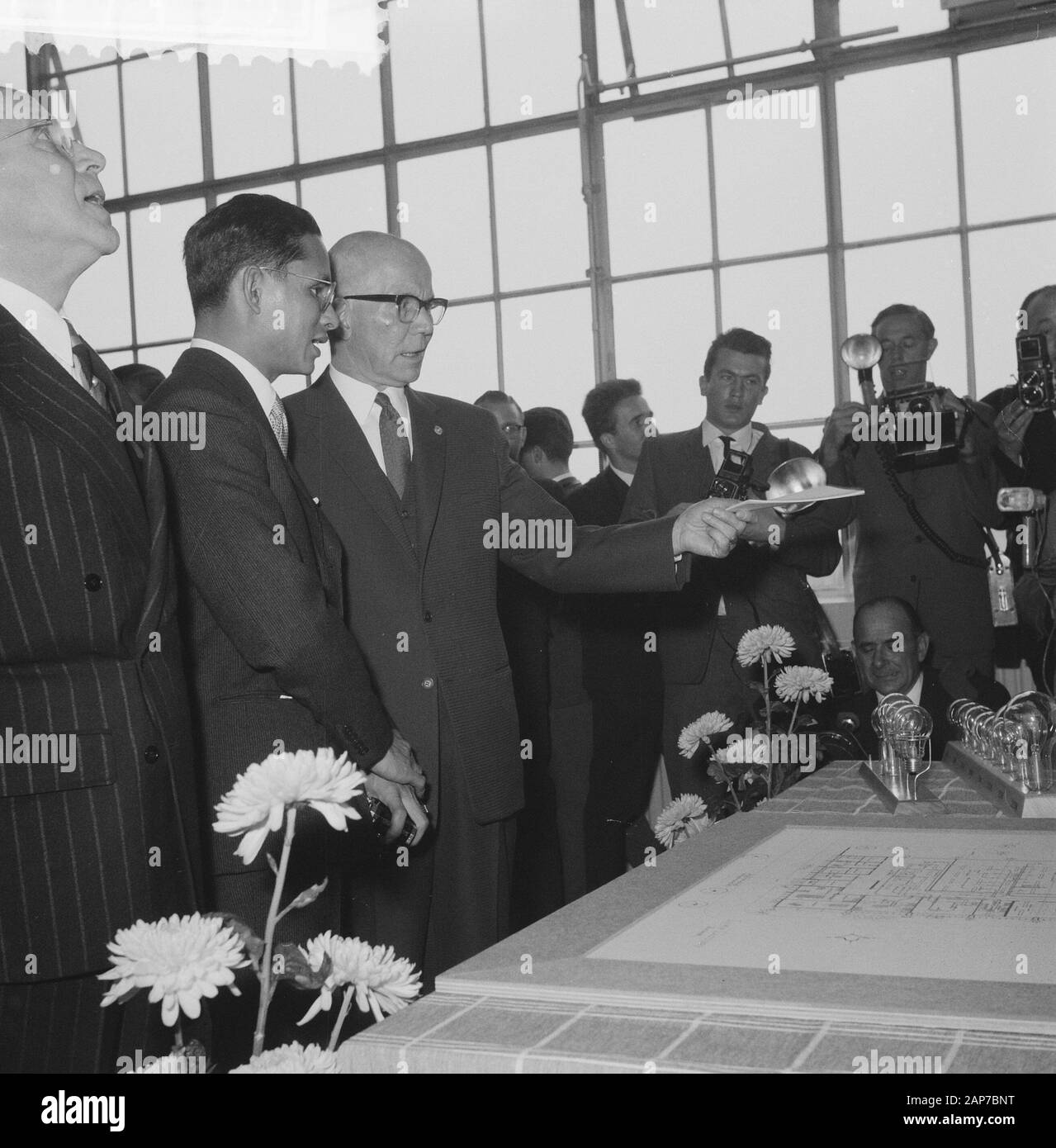 Besuch von ein Paar der thailändische König an Philips, Besichtigung der Fabrik Datum: Oktober 26, 1960 Ort: Thailand Schlüsselwörter: Visits, Fabriken, König Paare, touren Institution Name: Philips Stockfoto