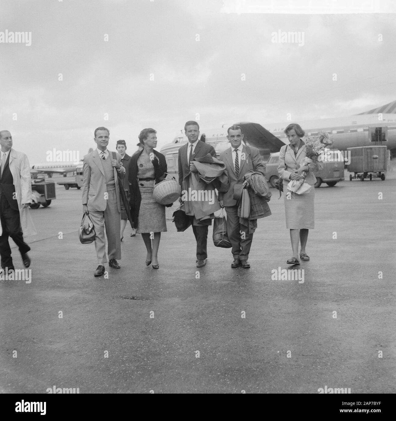 Anreise medizinische Rotes Kreuz Team aus dem Kongo an der Schipho Datum: 5 November 1960 Location: Noord-Holland, Schiphol Schlüsselwörter: Ankünfte Name der Einrichtung: Rotes Kreuz Stockfoto