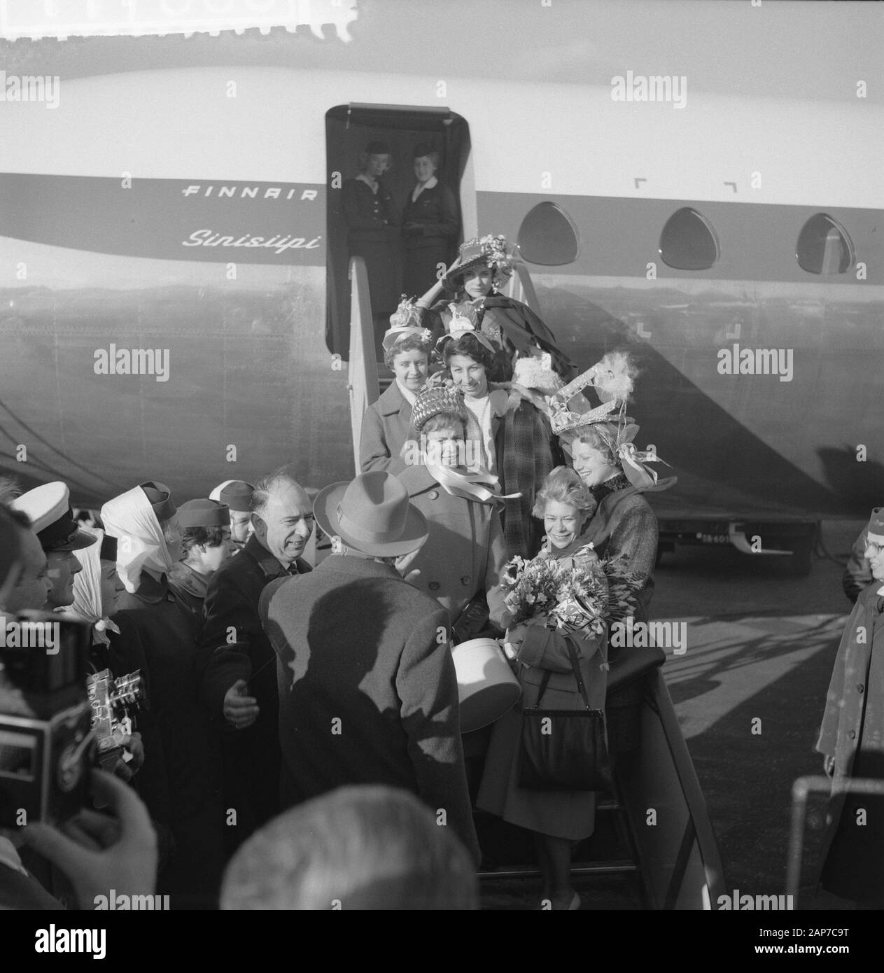 Anreise Französisch modinettes am Flughafen Schiphol Datum: 19 November 1960 Standort: Noord-Holland, Schiphol Keywords: MODINETTES, Ankünfte Stockfoto