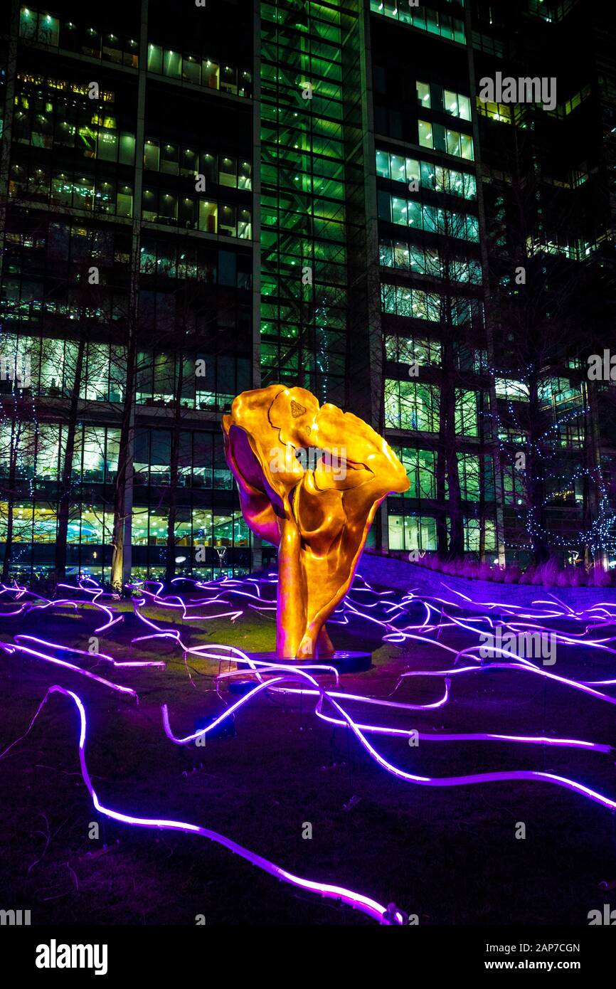 "Fortuna"-Skulptur von Helaine Blumenfeld umgeben von Angus Muir Design Installation "Squiggle" Canary Wharf Winter Lights Festival 2020, London, Großbritannien Stockfoto