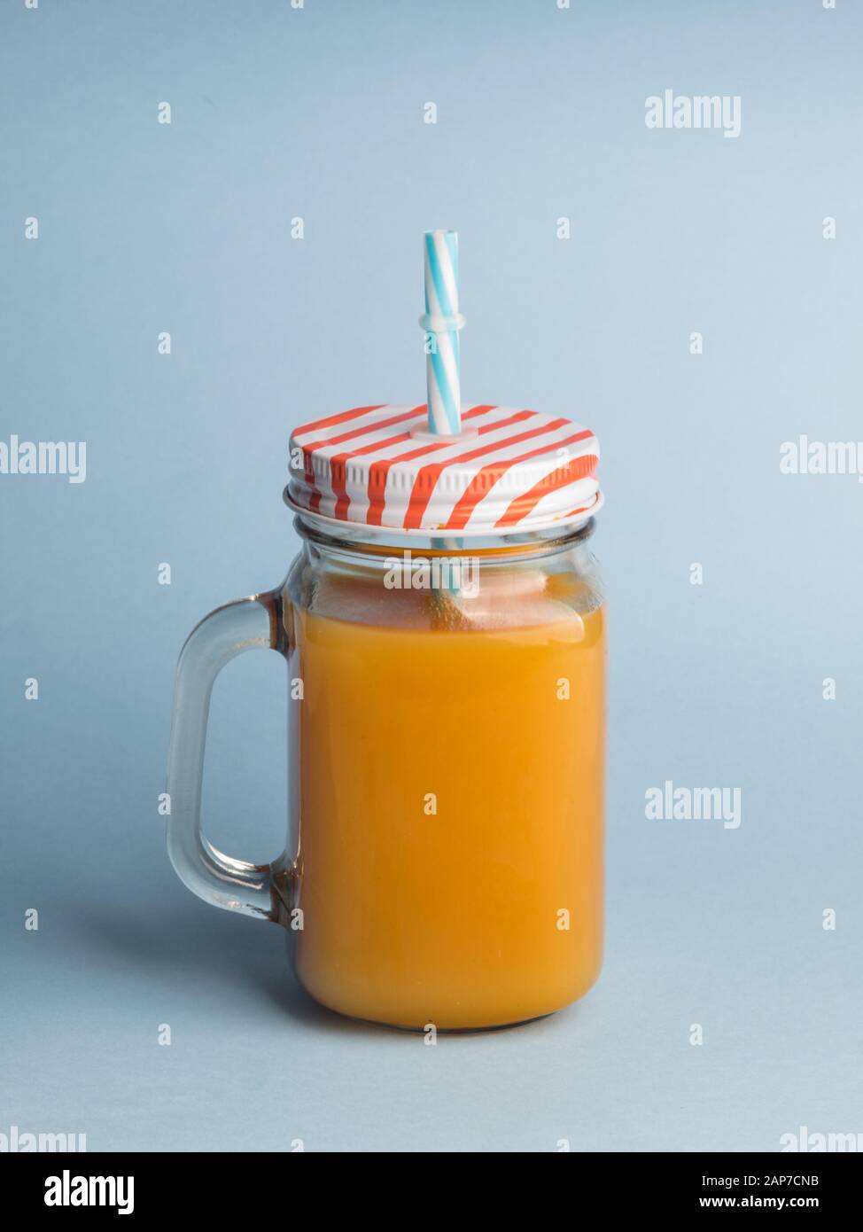 Ein Glas Fruchtsaft auf blauem Hintergrund Stockfoto