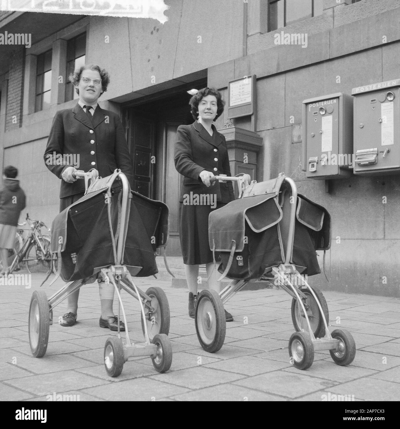 4 fahrbare Karren für weibliche Briefträger in Amsterdam Datum: 3 März 1961 Ort: Amsterdam, Noord-Holland Keywords: Briefträger, Fahrzeuge Stockfoto