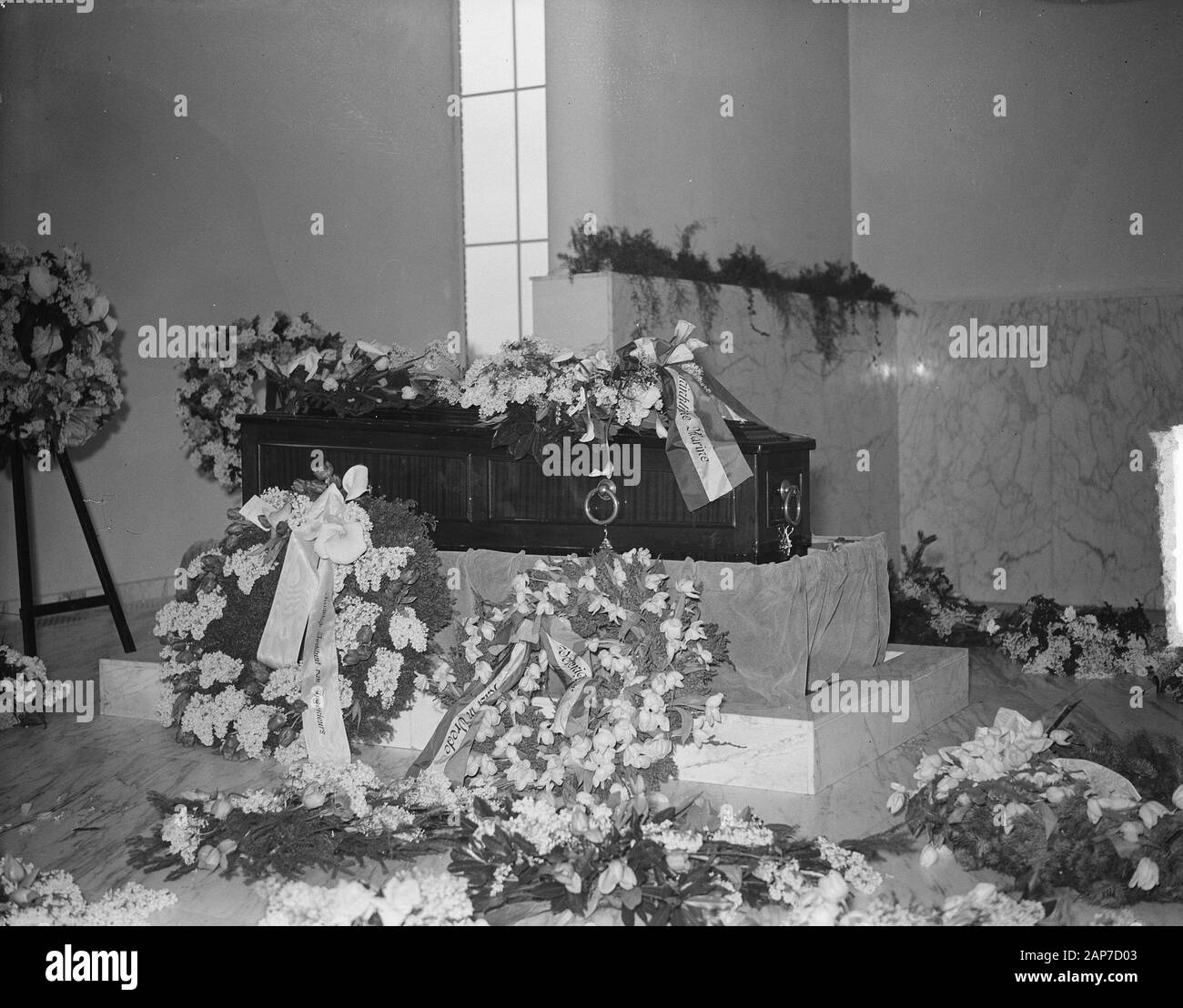 Beerdigung Bussemaker an Westerveld Kist mit Blumen Datum: 20 Januar 1949 Standort: Noord-Holland, Velsen, Westerveld Schlüsselwörter: Blumen, Beerdigung, Truhen Stockfoto