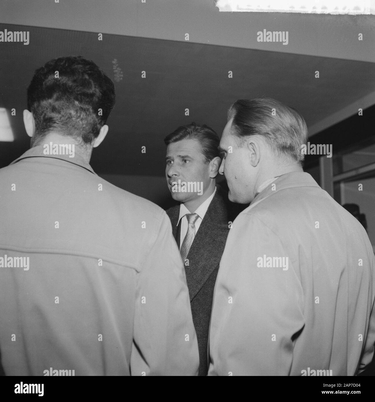 Anreise russische Fußballer am Flughafen Schiphol Anmerkung: In der Mitte der berühmten torwart Lev Yashin. Betrifft die Fußball-Auswahl aus Moskau, die eine Tour durch die Niederlande machen würde und würde gegen Feyenoord, GVAV und eine Enschedees Team spielen. Datum: März 6, 1961 Location: Noord-Holland, Schiphol Keywords: Sport, Fußballer Persönlicher Name: Yashin, Lev Stockfoto