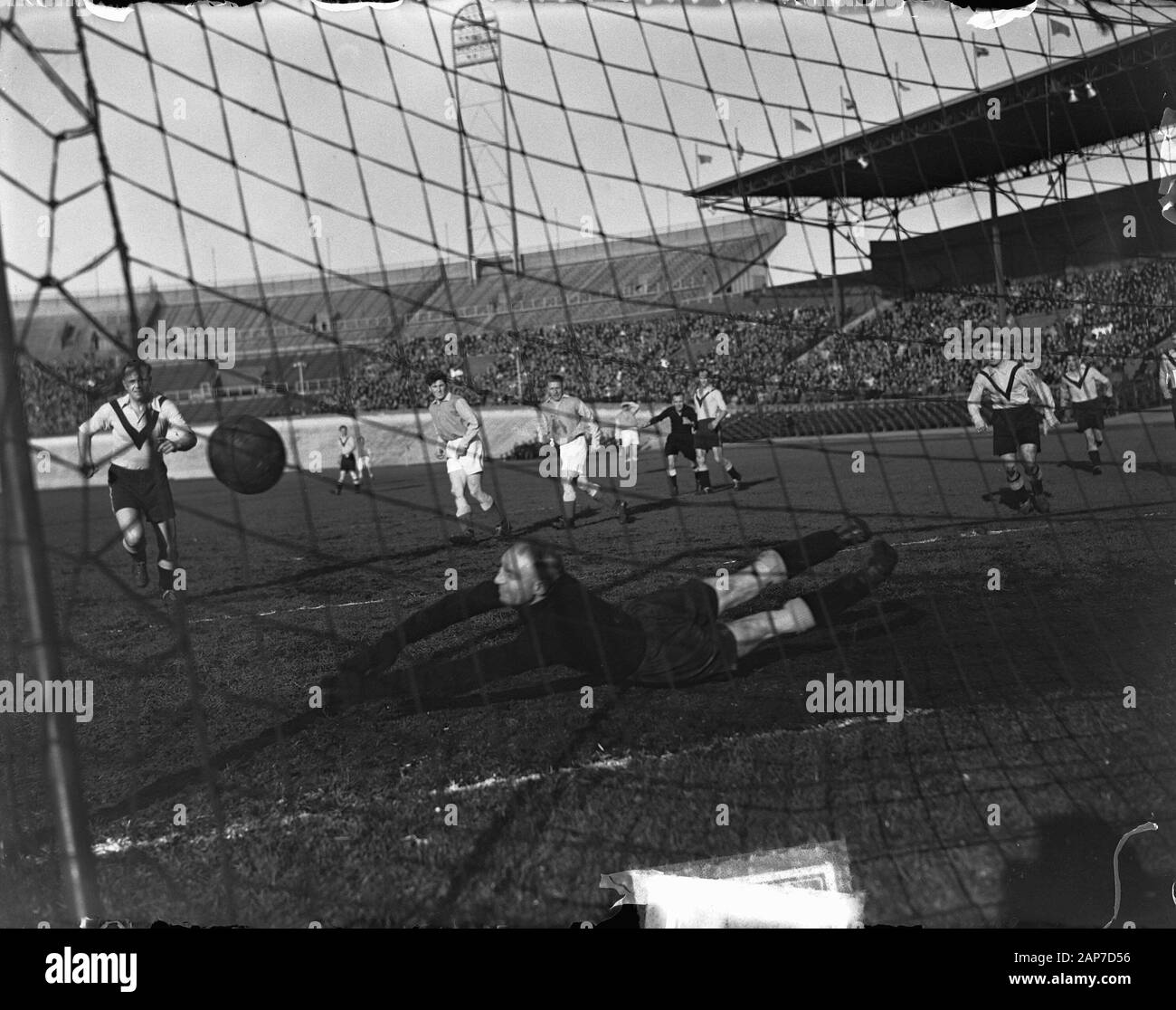 Blau-weißem gegen DOS 1-1. DOS Abwehr in Aktion Datum: 30 Januar 1949 Keywords: AKTIES Stockfoto