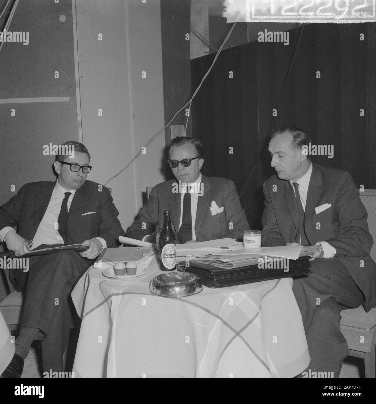 Anreise Ingrid Bergmann am Flughafen Schiphol Datum: März 15, 1961 Ort: Noord-Holland, Schiphol Schlüsselwörter: Ankünfte Person Name: Ingrid Bergmann Stockfoto