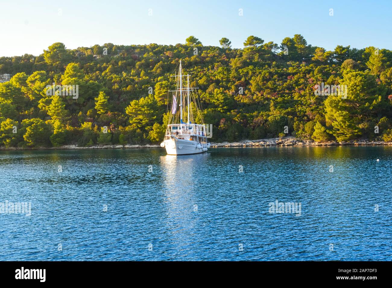 Ein segelboot genießt einen sonnigen Sommer am späten Nachmittag entlang der Dalmatiner Küste Kroatiens in der Nähe von Korcula Stockfoto