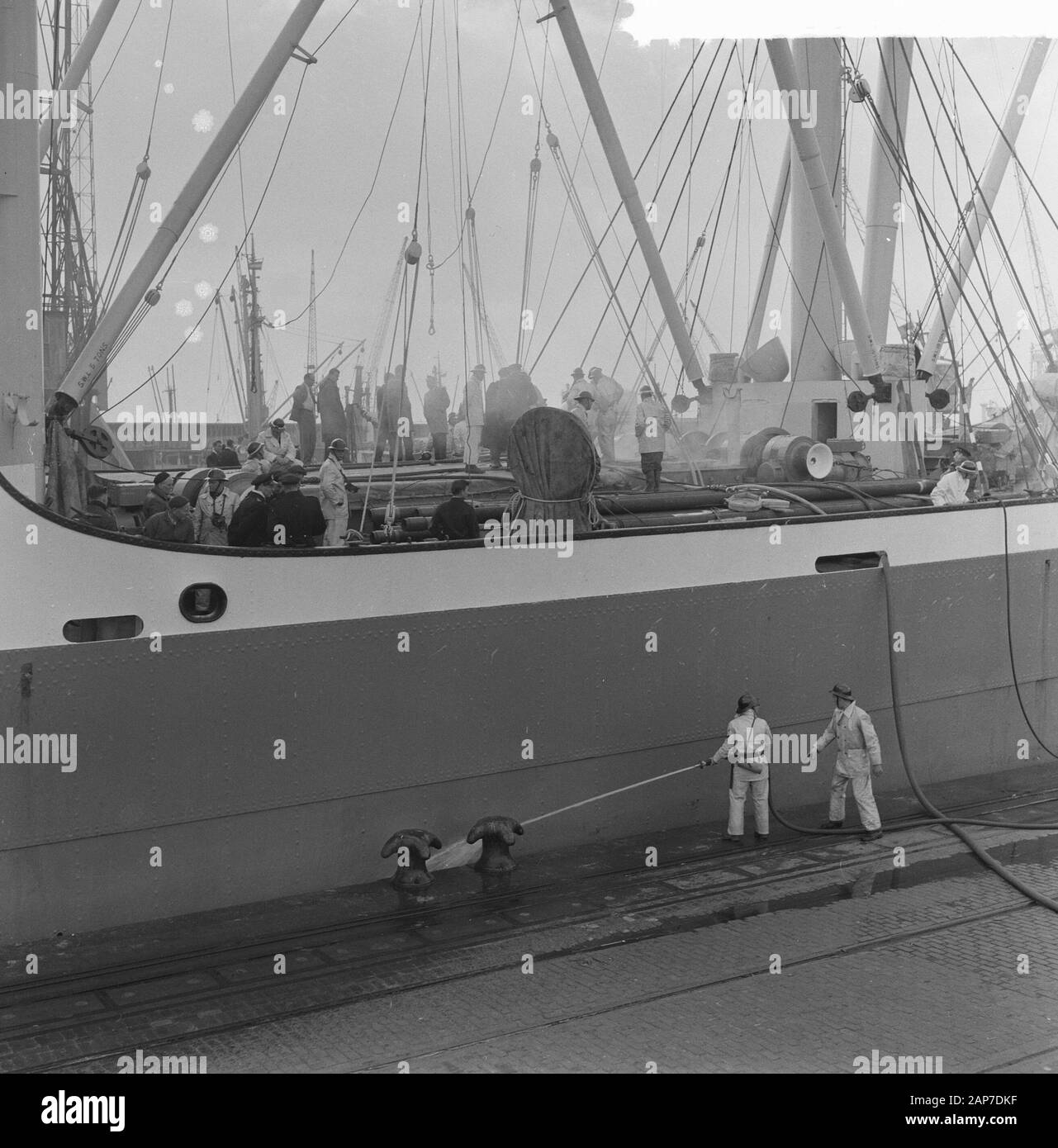 Feuer an Bord des Badagiy Palm im Rotterdamer Waalhaven in Rotterdam Datum: März 28, 1961 Ort: Rotterdam, South-Holland Keywords: Brände Persönlicher Name: Badagiy Palm Stockfoto