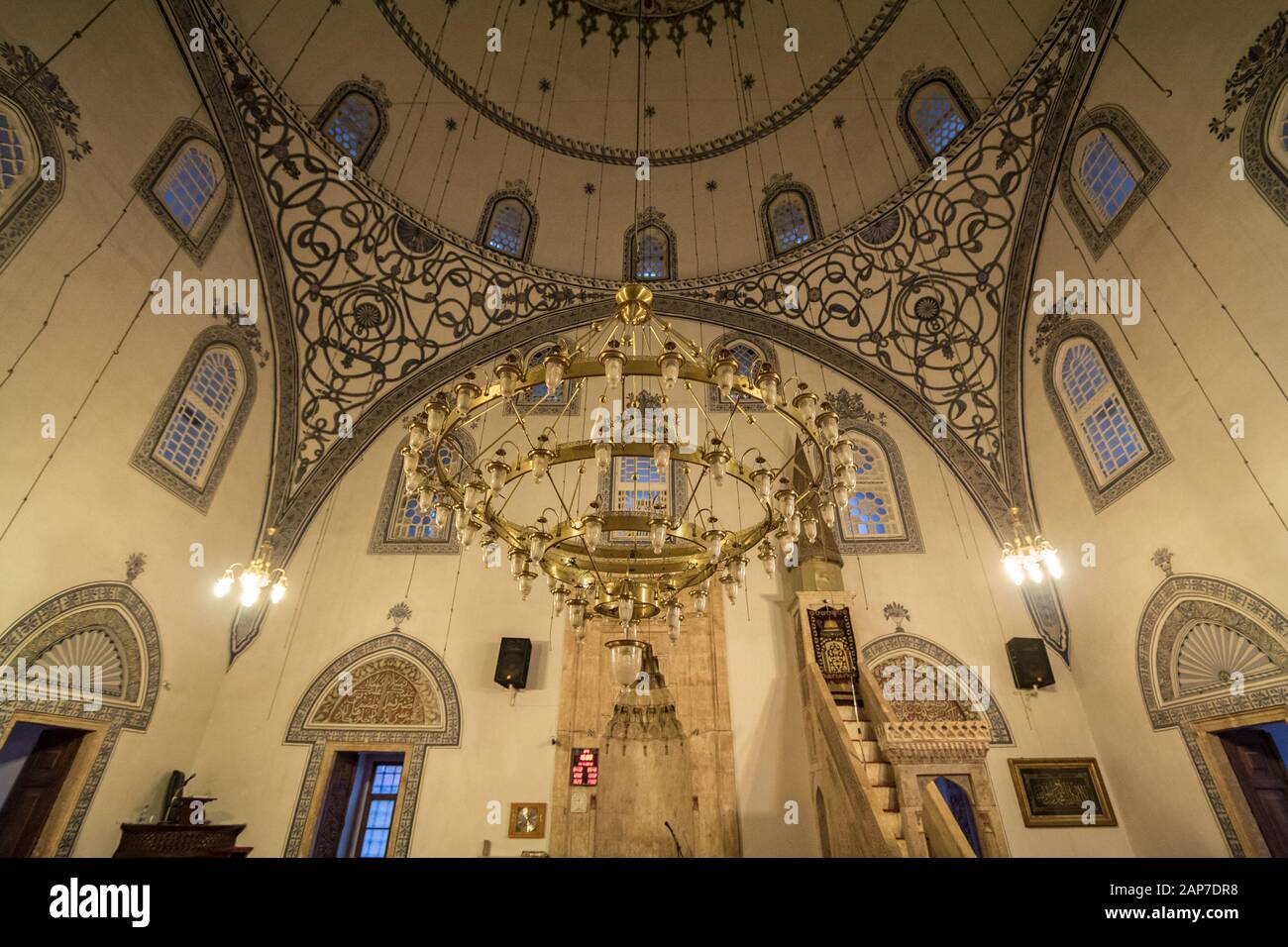 Prishtina, KOSOVO - 11. NOVEMBER 2016: Interieur der Fatih-Moschee von Prishtina, auch Kaisermoschee oder Xhamia e Mbretit genannt. Es ist ein großer Landm Stockfoto