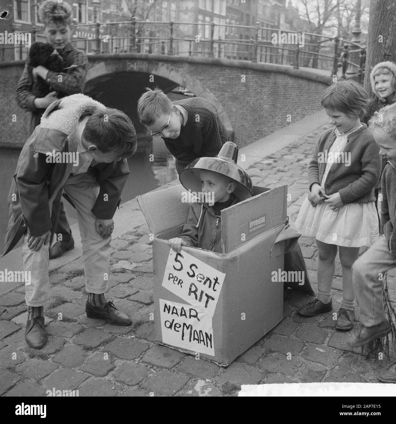 Amsterdam Jungen spielen Raumfahrzeug Datum: April 13, 1961 Keywords: Jungen Stockfoto