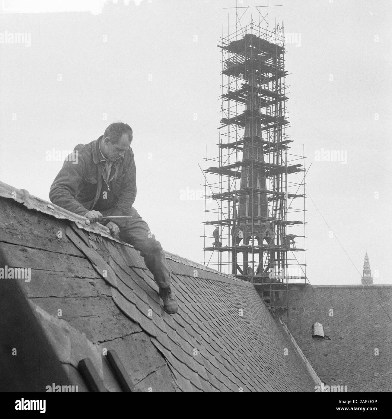 Amsterdam. Restaurierung Nieuwe Kerk op de Dam: Arbeiten Dachdecker auf dem Dach der Kirche Datum: 17 April 1961 Ort: Amsterdam, Noord-Holland Schlüsselwörter: Dachziegel, Gotik, Kirche, Gebäude, Restaurierungen Stockfoto