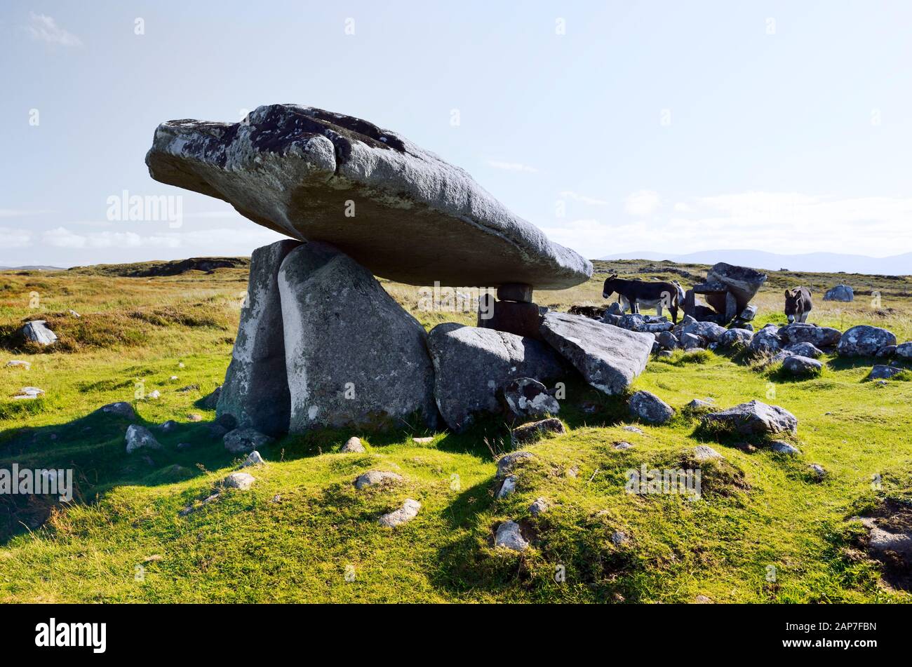 Kilclooney More II Dg 70 prähistorisches neolithisches Portalgraft alias Kilclooney Dolmen in der Nähe von Ardara, Donegal, Irland. Hinter dem kleineren S.W. Portalgrabmal befindet sich das Portal Stockfoto