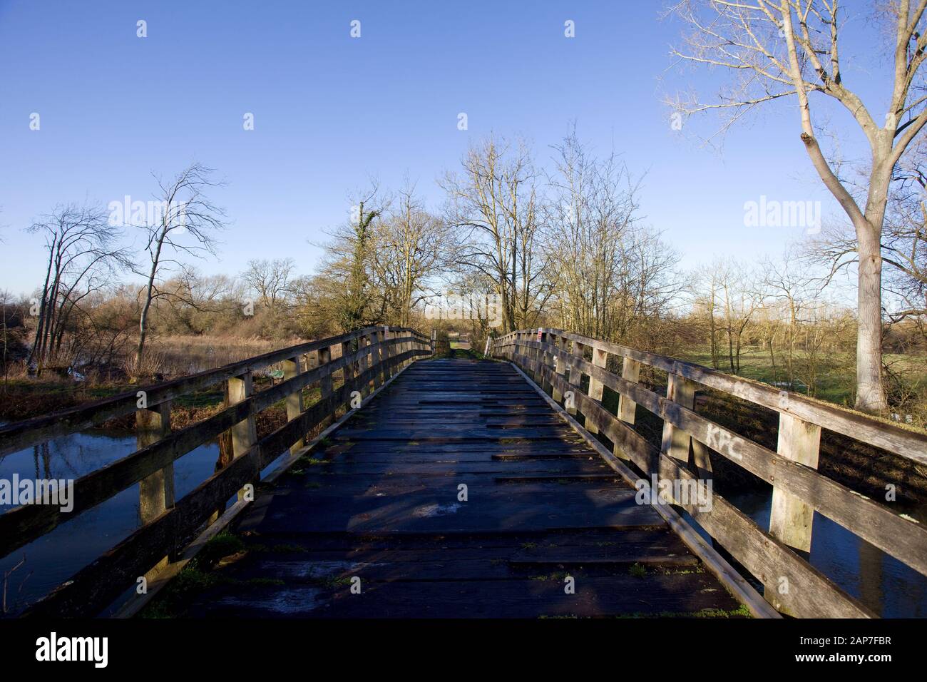 Eine Fußbrücke über die Themse zum Chimney Meadows Naturreservat. Oxfordshire England Stockfoto