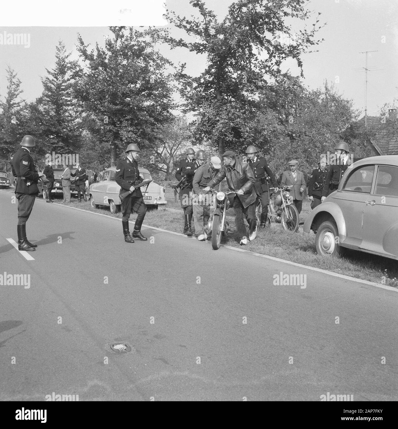 Demonstration Kostenlose Buren auf der Rijksweg Epe-Vaassen. Landwirte, einige mit Moped, sind bestellt Datum entfernen: 26 September 1961 Standort: Gelderland, Vasen Schlüsselwörter: Demonstrationen, Landwirte, Demonstrationen, Polizisten Stockfoto