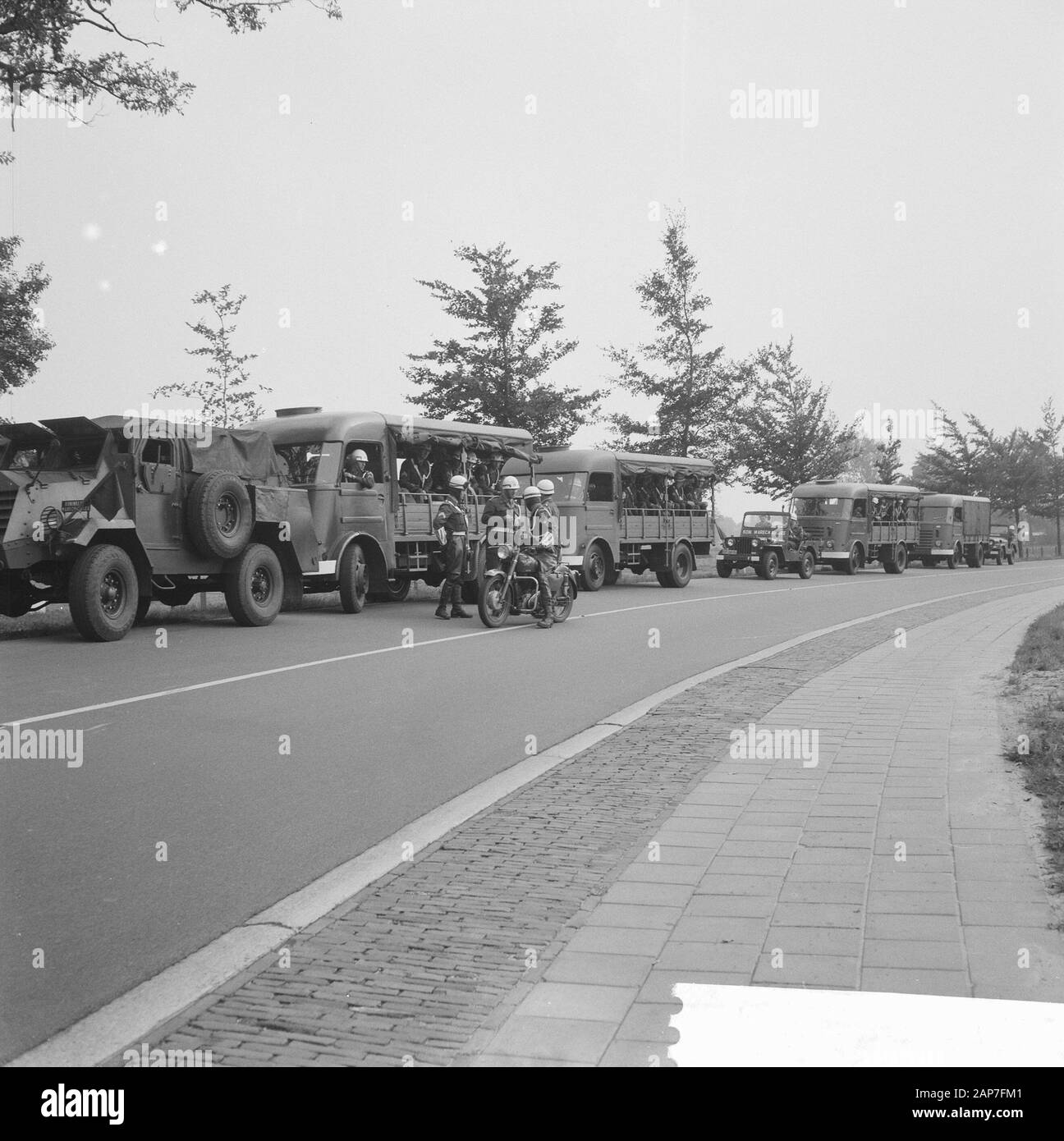 Demonstration Kostenlose Buren auf der Rijksweg Epe-Vaassen. Lkw und gepanzerte Fahrzeuge mit marechaussees Datum: 26 September 1961 Standort: Gelderland, vaassen Schlüsselwörter: Demonstrationen, Landwirte, Demonstrationen, marechaussees Stockfoto