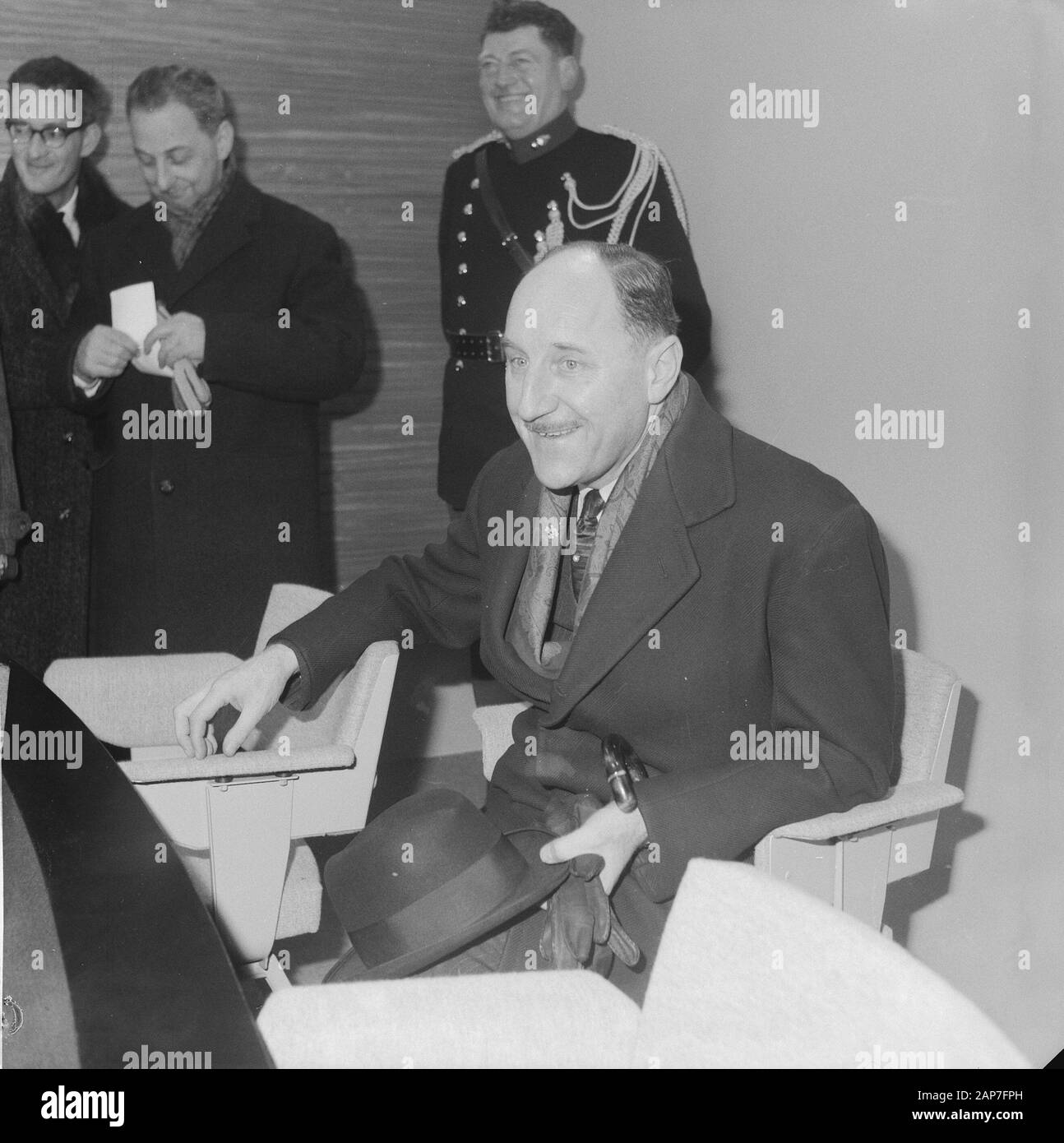 Anreise Minister Luns auf dem Flughafen Schiphol aus Genf. Minister Luns im Pressekonferenzraum Datum: 18 Januar 1962 Standort: Noord-Holland, Schiphol Keywords: Ankünfte, Pressekonferenzen Persönlicher Name: Luns, J. UHR H., Luns, Joseph Stockfoto