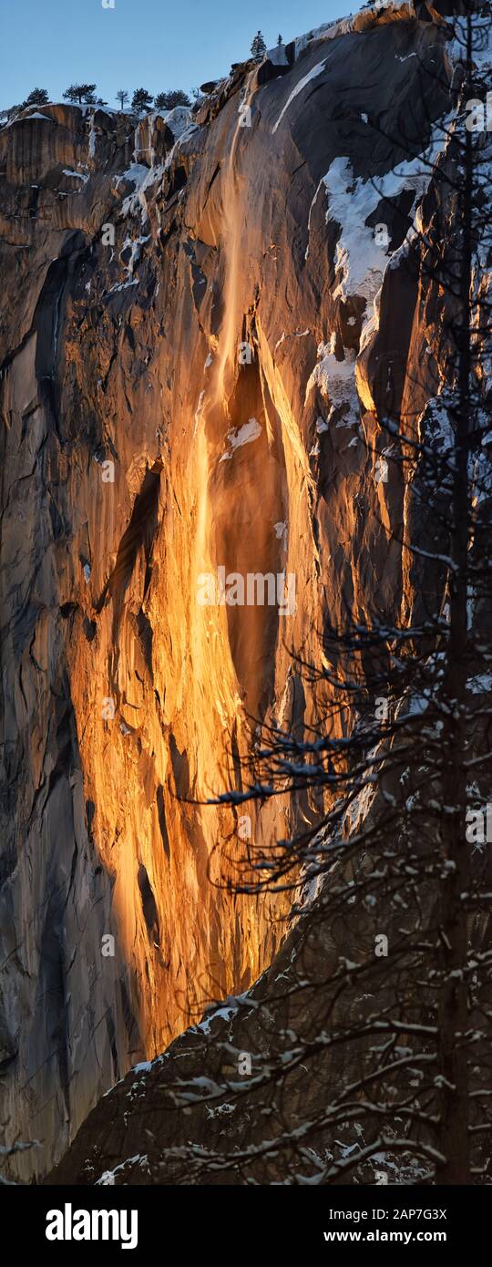 Firefall, Yosemite National Park ist ein seltenes Phänomen. Die untergehende Sonne trifft im Februar einige Tage in perfektem Winkel auf den Wasserfall. Stockfoto