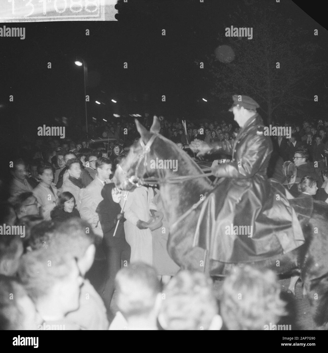 Anti-Atomic Bomben in Den Haag. Polizei erfolgreich Demonstranten Datum: 27. Oktober 1961, Den Haag, Zuid-Holland Stichworte: Polizei Stockfoto