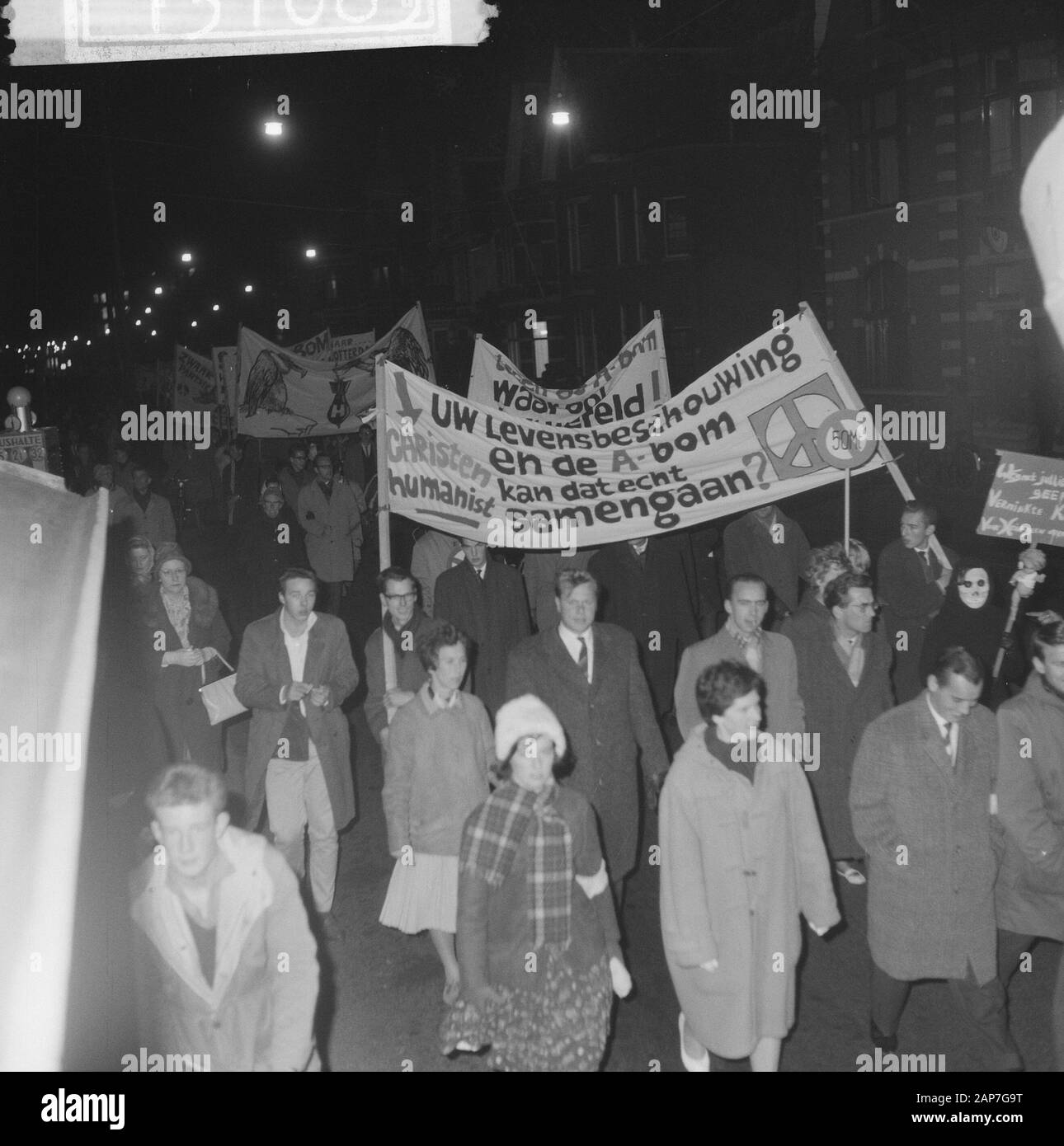 Anti-Atomic Bomben in Den Haag. Die Demonstranten auf dem Weg Datum: 27. Oktober 1961, Den Haag, Zuid-Holland Stockfoto