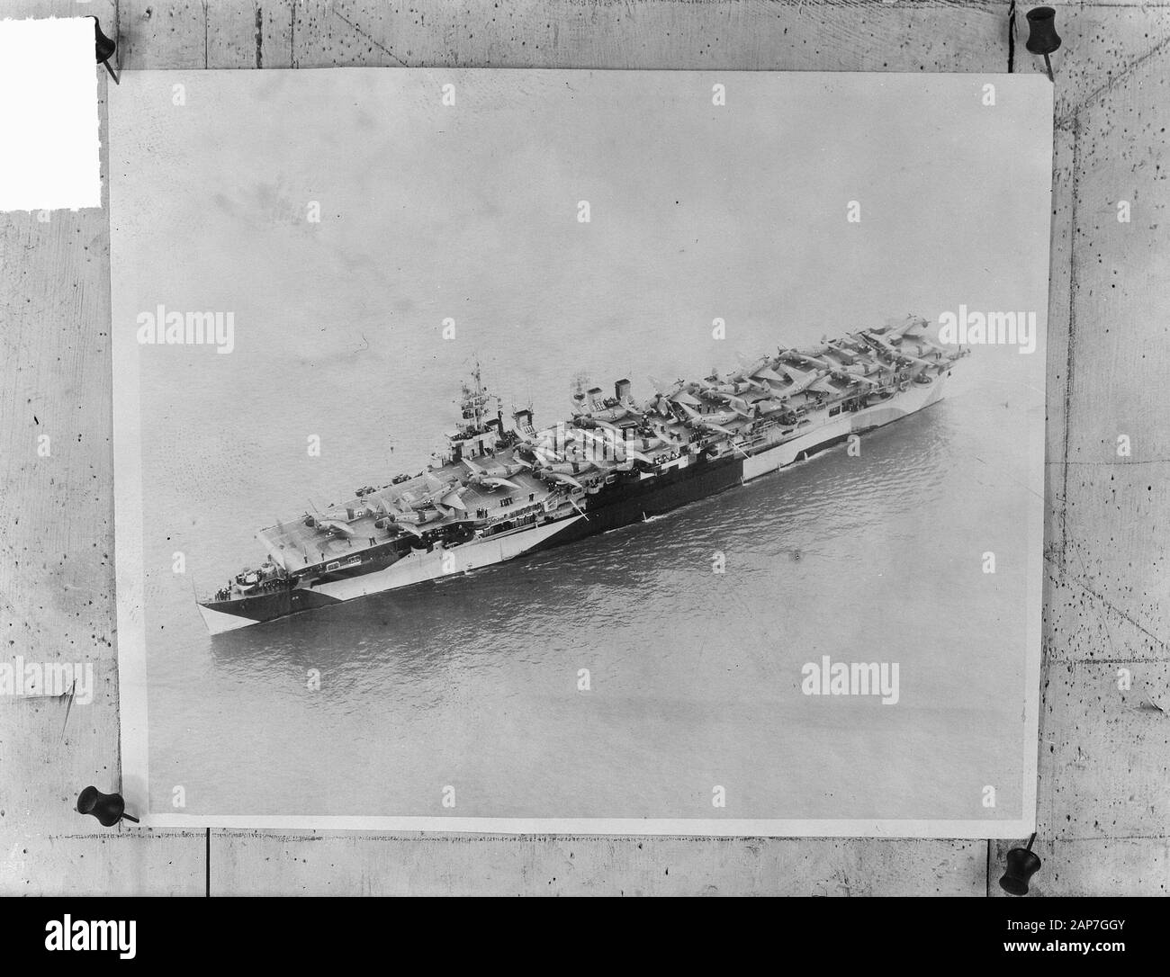 Amerikanische Flugzeugträger USS Princeton (CVL-23, Unabhängigkeit Klasse) mit Bomber auf Deck [das Schiff sank in der Schlacht von Leyte 1944 Anmerkung: Repronegative Marvo 396609 Datum: 17 März 1949 Keywords: Luftbilder, Marine, Militär Schiffe Institution Name: Marvo Stockfoto