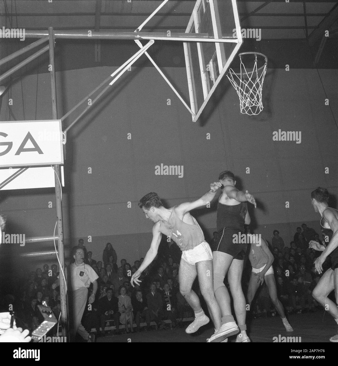 Basketball Niederlande gegen Belgien (mens) Datum: 17 Februar 1962 Standort: Belgien, Niederlande Schlüsselwörter: Basketball Stockfoto