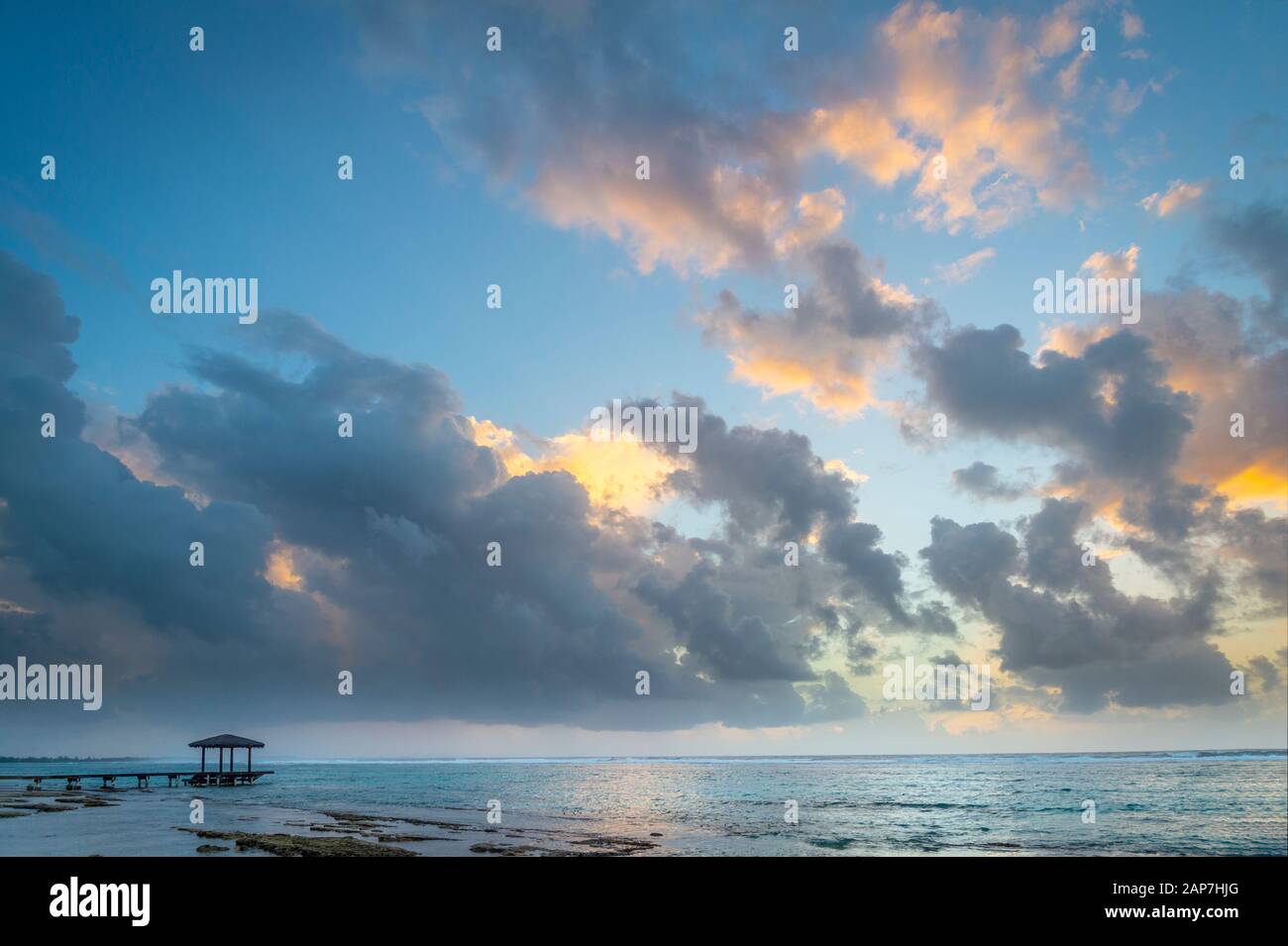 Sonnenaufgang mit kleinem Pier und Pavillon, Grand Cayman Island Stockfoto