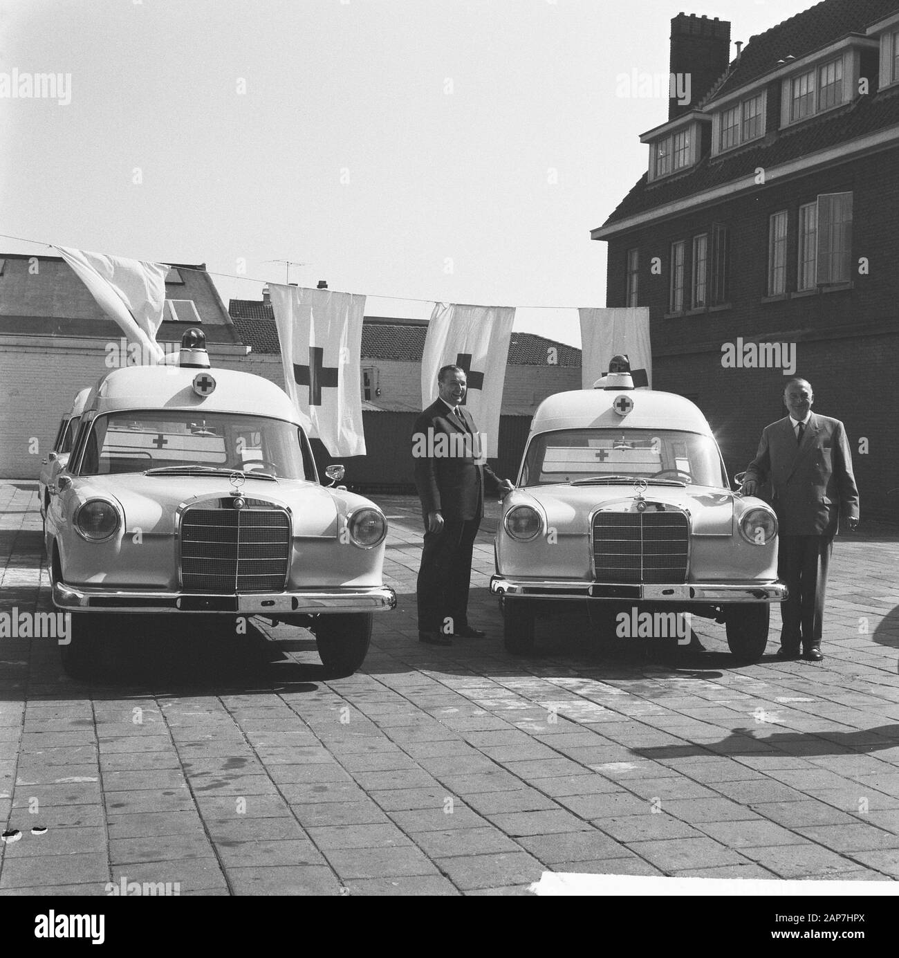 Krankenwagen für das rote Kreuz, Foto F.H.A. de Graaf, J.H. du Pont, Direktor des Agam Datum: August 20, 1962 Keywords: Krankenwagen, Fotos, Direktoren Personal Name: Agam, F.H.A. de Graaf, J.H. du Pont Stockfoto