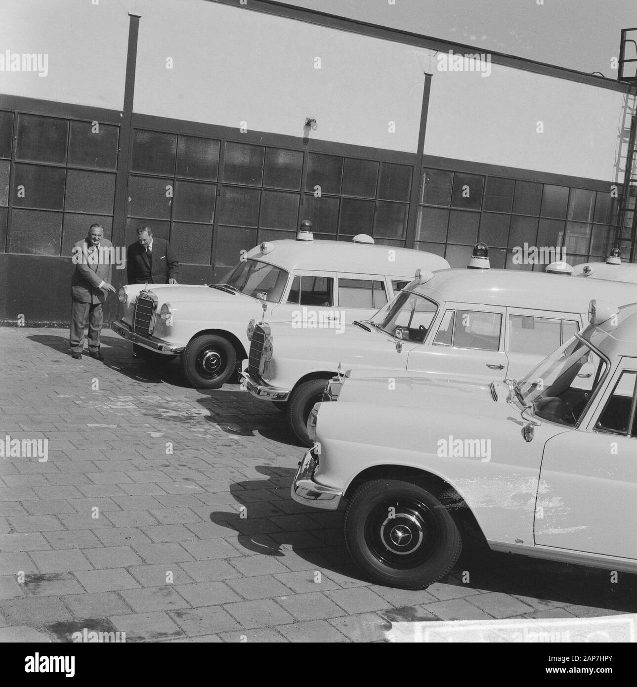 Krankenwagen für das rote Kreuz, Foto F.H.A. de Graaf, J.H. du Pont, Direktor des Agam Datum: August 20, 1962 Keywords: Krankenwagen, Fotos, Direktoren Personal Name: Agam, F.H.A. de Graaf, J.H. du Pont Stockfoto