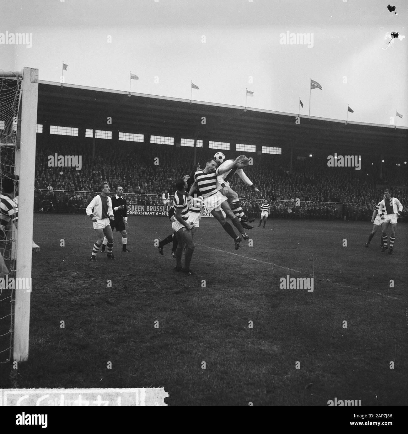 Ajax gegen blau-weißem 3-0, auf dem Boden, in der Luft Hughes Roye und H. Großes Datum: November 4, 1962 Keywords: Spielen, Sport, Fußballer Persönlicher Name: Große, Hughes Stockfoto