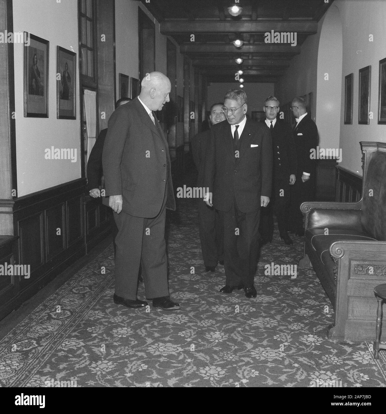 Premierminister Ikeda aus Japan besucht die Niederlande Beschreibung: Der japanische Premier ist durch den Präsidenten des Senats erhielt Herr J.A. Jonkman Datum: 21. November 1962, Den Haag, Zuid-Holland Stichworte: Prime Minister, Parlamentarier Persönlicher Name: Ikeda, Hayato, Jonkman, J.A. Stockfoto