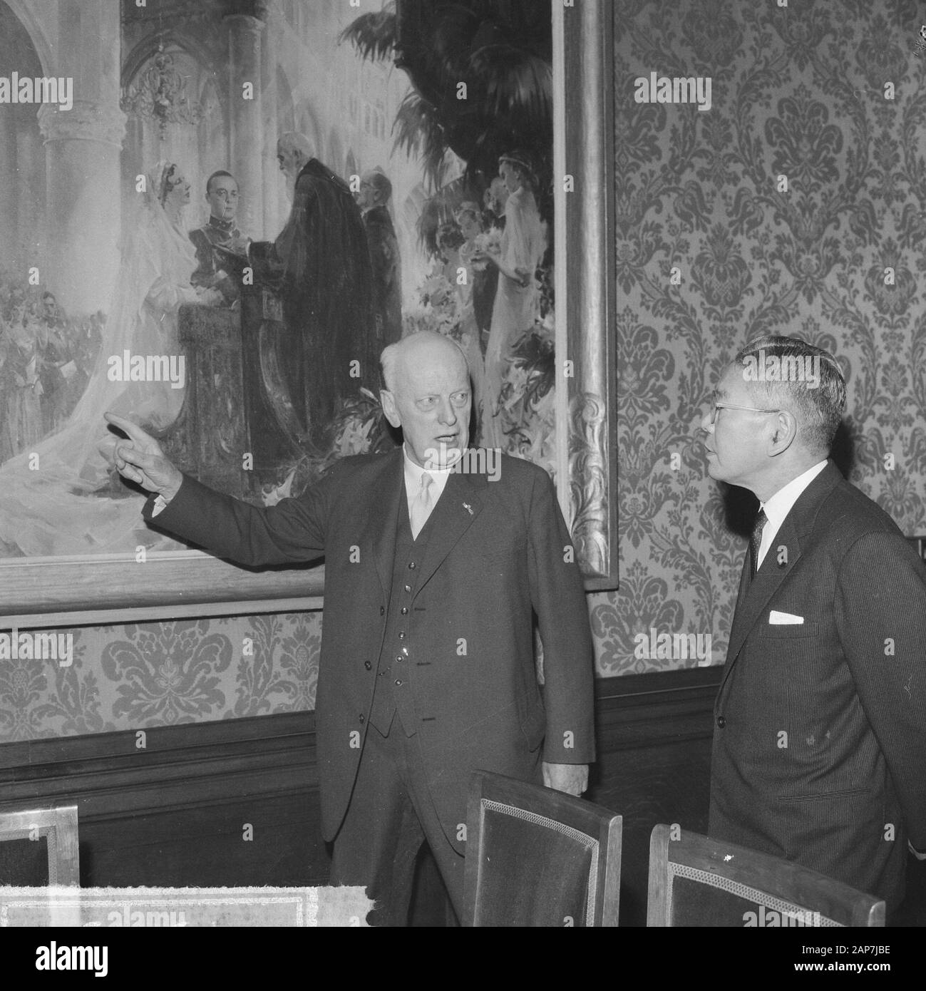 Premierminister Ikeda aus Japan besucht die Niederlande Beschreibung: Präsident des Senats Herr J.A. Jonkman zeigt Premierminister Ikeda die Malerei der Hochzeit Segen von Juliana und Prinz Bernhard von Pieter Van der Hem Datum: 21 November 1962 Standort: Den Haag, Zuid-Holland Stichworte: Minister-präsidenten, Parlamentariern, Gemälde Persönlicher Name: Ikeda, Hayato, Jonkman, J.A. Stockfoto