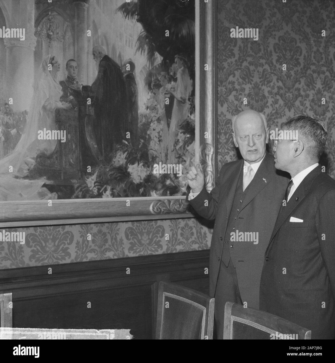 Premierminister Ikeda aus Japan besucht die Niederlande Beschreibung: Präsident des Senats Herr J.A. Jonkman zeigt der japanische Premierminister die Malerei der Hochzeit Segen von Juliana und Prinz Bernhard von Pieter Van der Hem Datum: 21 November 1962 Standort: Den Haag, Zuid-Holland Stichworte: Minister-präsidenten, Parlamentariern, Gemälde Persönlicher Name: Ikeda, Hayato, Jonkman, J.A. Stockfoto