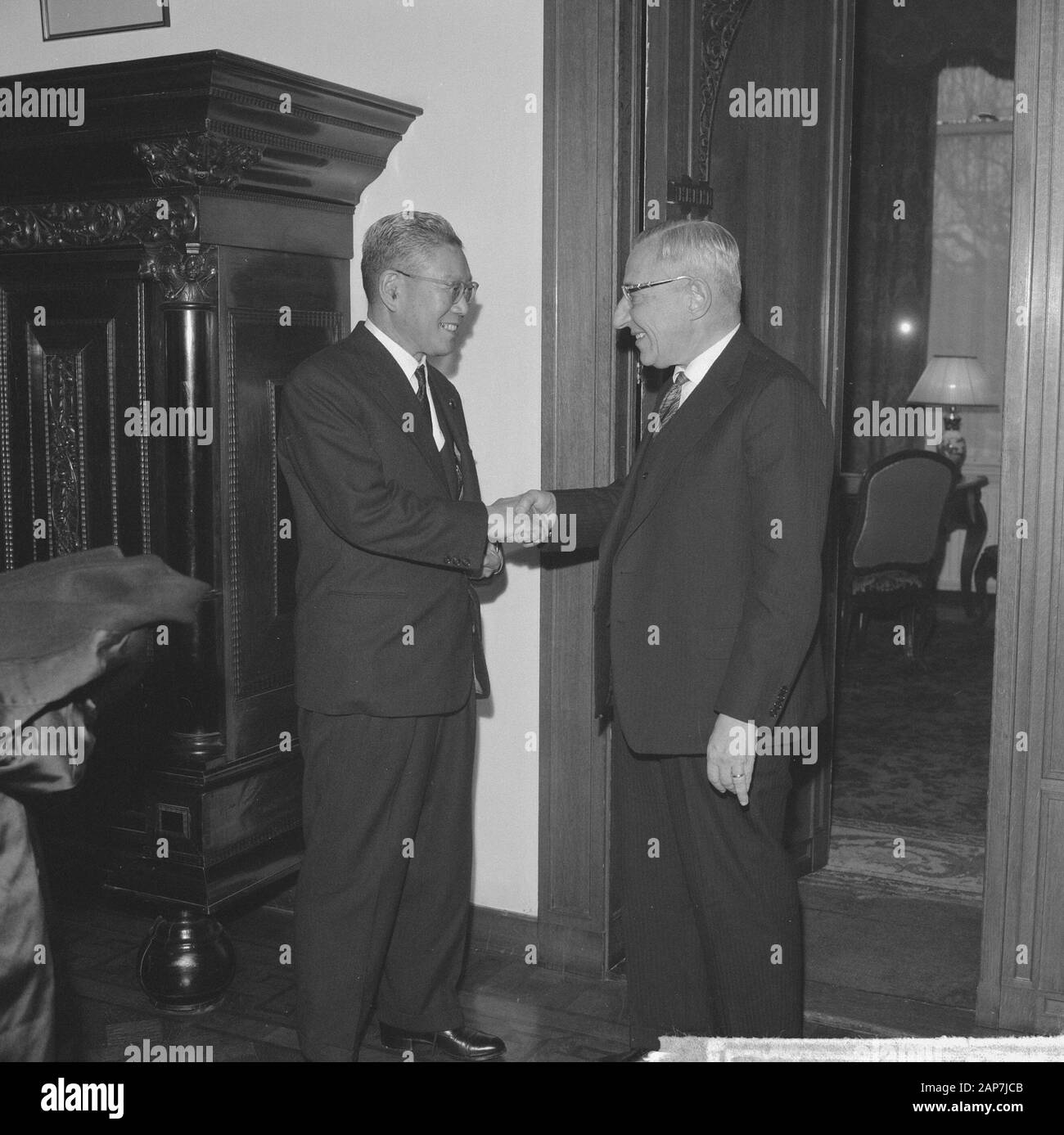 Premierminister Ikeda aus Japan besucht die Niederlande Beschreibung: der japanische Premierminister Ikeda ist von Premierminister de Quay Eingangsdatum: 21. November 1962, Den Haag, Zuid-Holland Stichworte: Minister-präsidenten Persönlicher Name: Ikeda, Hayato, Kai, J.E. de Stockfoto
