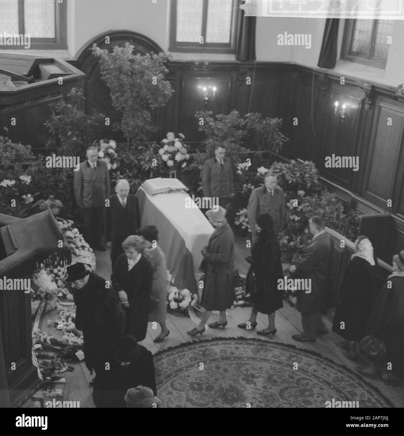 Apeldoorn, Kapelle Palast Het Loo. Letzte Ehre zu Prinzessin Wilhelmina: Mitglieder der Palace Personal zu halten dem Tod schützen. Auf dem Sarg eine geöffnete Bibel Datum: 1 Dezember 1962 Location: Apeldoorn, Gelderland Keywords: Tod wachen, Haushalt Personal, Kapellen, Monarchie, Tod, Prinzessinnen, königshäuser Persönlicher Name: Prinzessin Wilhelmina (Niederlande) Stockfoto