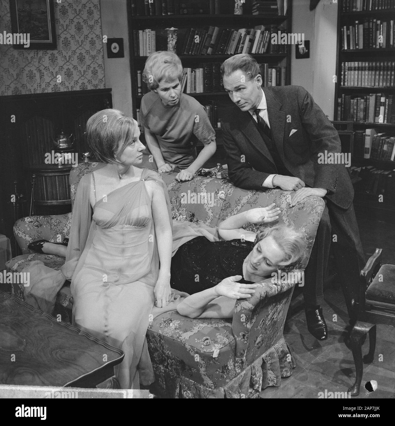 Blithe Spirit, TV Spiel, auf Bank Ank van Bragt, Andrea Domburg, hinter Kitty Janssen und Guus Oster Datum: Dezember 20, 1962 Keywords: TV Spiele Persönlicher Name: Domburg, Andrea, Janssen, Kitty, Bragt, Ank van der Oster, Guus Stockfoto