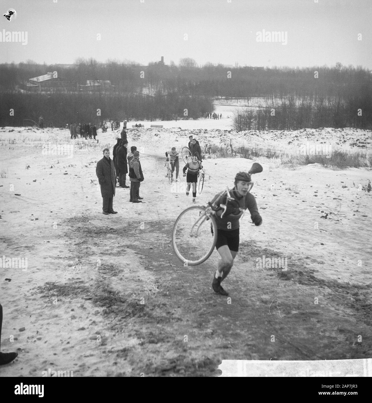 Zyklus - Kreuz in Amsterdamse Bos Datum: Januar 6, 1963 Keywords: WHIELRIDERS, Wälder Stockfoto